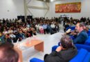 Jóvenes de la UNACH sostienen un encuentro con el escritor Juan Villoro