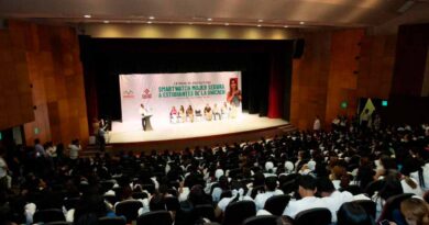 Entrega Eduardo Ramírez dispositivos del Programa Mujer Segura a estudiantes de la Unicach
