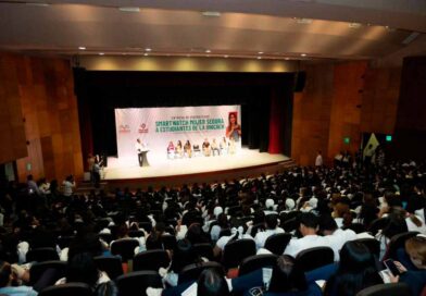 Entrega Eduardo Ramírez dispositivos del Programa Mujer Segura a estudiantes de la Unicach