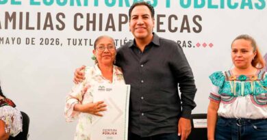 Eduardo Ramírez entrega escrituras y fortalece certeza jurídica para familias chiapanecas