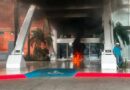 Maestros de la CNTE cierran por completo el aeropuerto y queman llantas Maestros de la CNTE cierran por completo el aeropuerto y queman llantas