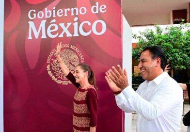 En Tapachula, presidenta Claudia Sheinbaum entrega tarjetas de la Beca Rita Cetina