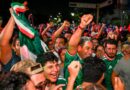 Eduardo Ramírez celebra junto a la afición chiapaneca el triunfo de México frente a Chequia en el Mundial 2026