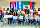 Entrega rectora de UNICACH Fanny López Jiménez certificados de competencias laborales a 22 personas migrantes