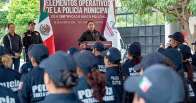 Eduardo Ramírez entrega incentivos a policías de Tuxtla Gutiérrez con Certificado Único Policial Eduardo Ramírez entrega incentivos a policías de Tuxtla Gutiérrez con Certificado Único Policial