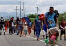 Caravana de 400 migrantes hondureños ingresa a por la frontera sur de México, por el río Suchiate, en las primeras horas de este jueves