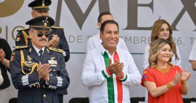 Eduardo Ramírez presencia el Desfile Militar acompañado por miles de chiapanecas y chiapanecos Eduardo Ramírez presencia el Desfile Militar acompañado por miles de chiapanecas y chiapanecos