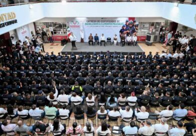 Eduardo Ramírez entrega certificados de bachillerato a policías de seis municipios