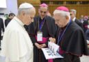 Papa León XIV recibe libro que exhibe la crisis de las desapariciones en México