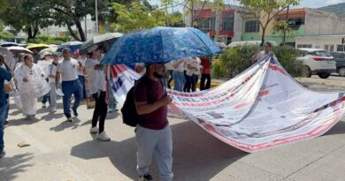 Trabajadores del IMSS marchan en Tuxtla por falta de medicamentos, insumos y prestaciones. Exigen mesa de negociación con las autoridades