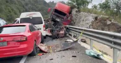 Tráiler embiste vehículos y ambulancia en la autopista Tuxtla Gutiérrez-San Cristóbal de Las Casas. reporte preliminar cuatro muertos y 12 lesionados Tráiler embiste vehículos y ambulancia en la autopista Tuxtla Gutiérrez-San Cristóbal de Las Casas. reporte preliminar cuatro muertos y 12 lesionados